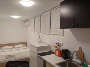Tiny Studio w Ensuite Bathroom, Queen Bed, 42